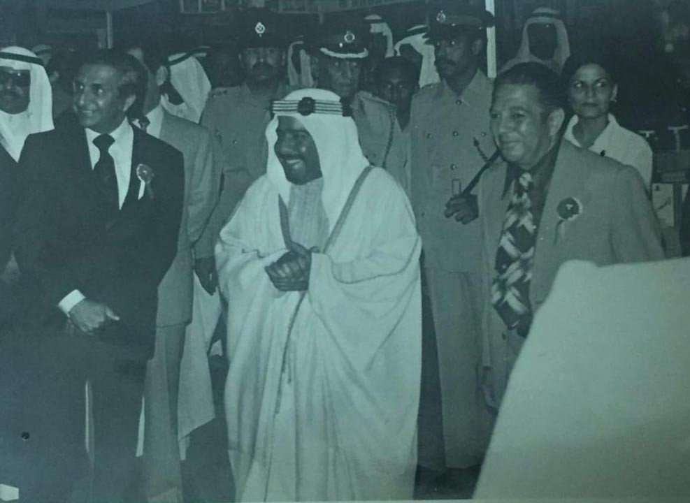في إحدى المناسبات مع سمو الأمير الراحل الشيخ عيسى بن سلمان طيب الله ثراه
