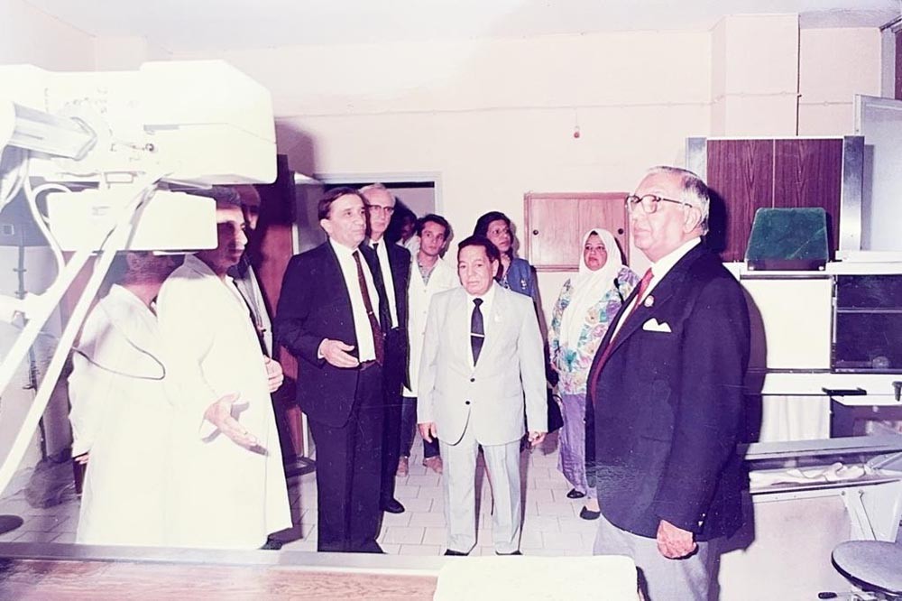 مرافقًا زيارة أحد الوفود