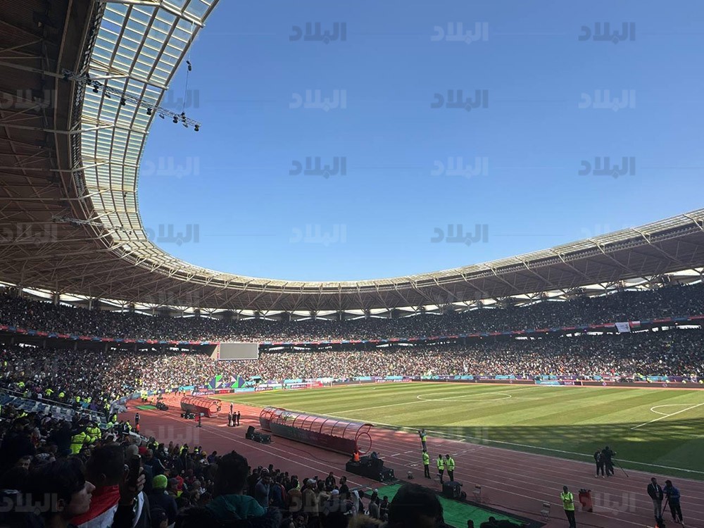 الملعب ممتلئ بالكامل