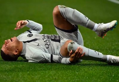 مبابي يهدر ركلة جزاء ويغادر الملعب مصاباً