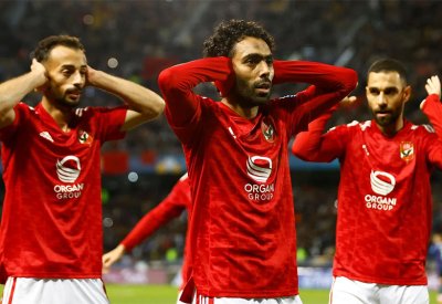 الفيفا يحتفي بلاعب عربي.. حقق إنجازًا بجانب رونالدو وميسي