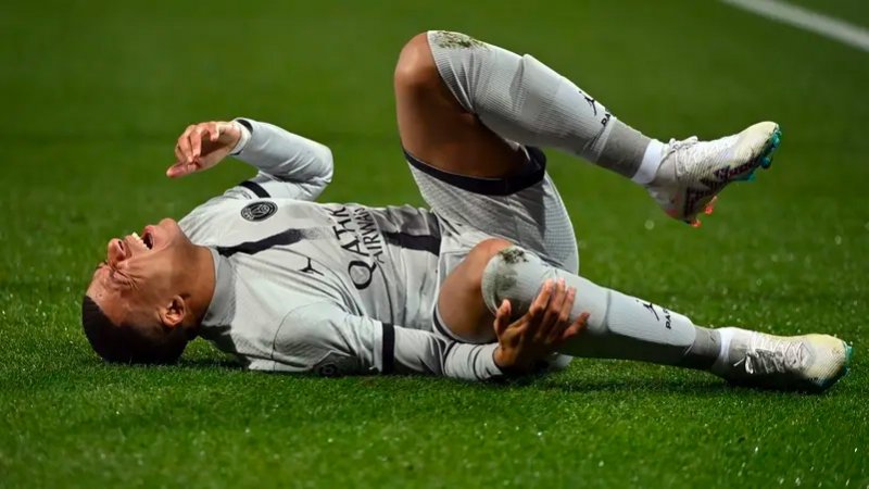 مبابي يهدر ركلة جزاء ويغادر الملعب مصاباً