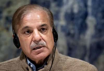 رئيس وزراء باكستان: نعيش وقتا عصيبا بسبب صندوق النقد
