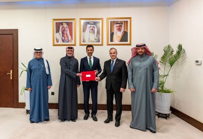 المبارك يستقبل التنفيذيين لحلبة البحرين والشركة القابضة للنفط والغاز في مبادرة "التذاكر الخضراء"