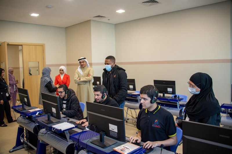 وزير التنمية الإجتماعية يطلع على الحديقة الحسية في مركز عالية للتأهيل