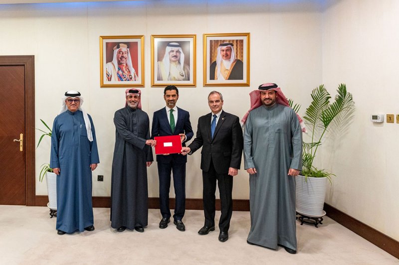المبارك يستقبل التنفيذيين لحلبة البحرين والشركة القابضة للنفط والغاز في مبادرة "التذاكر الخضراء"