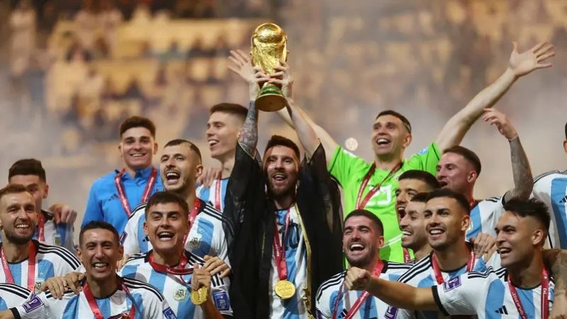 ميسي يكشف مصير "البشت" العربي.. وهذا مكانه