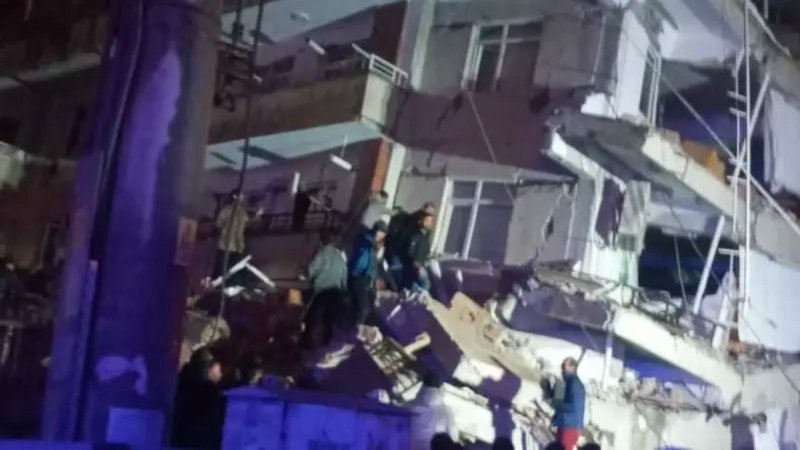 بالفيديو: انهيار مبنى ضخم على قاطنيه في تركيا بسبب الزلزال