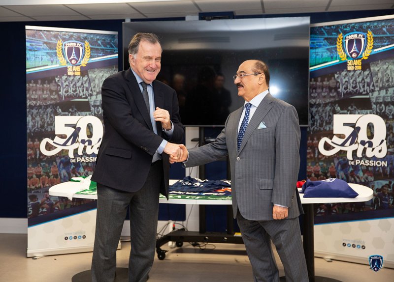 سفير البحرين لدى باريس يزور مقرّ نادي باريس لكرة القدم (Paris FC)