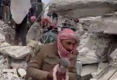 بالفيديو: مولود يبصر النور تحت أنقاض الزلزال المدمر