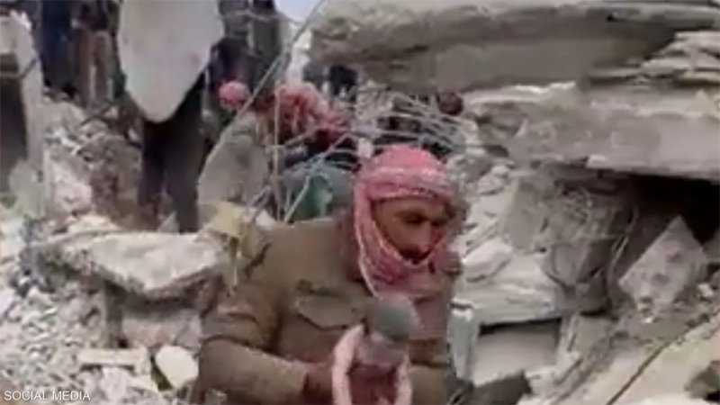 بالفيديو: مولود يبصر النور تحت أنقاض الزلزال المدمر