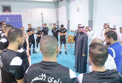سمو الشيخ عيسى بن علي يطلع على استعدادات طائرة النصر