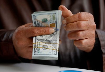 بعد تعديل سعر صرف الدينار.. هل تنتهي أزمة الدولار في العراق؟