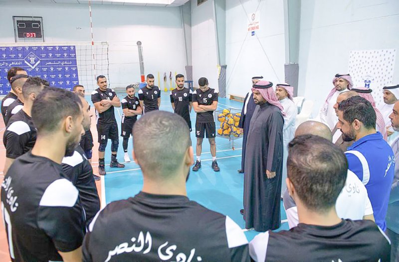 سمو الشيخ عيسى بن علي يطلع على استعدادات طائرة النصر