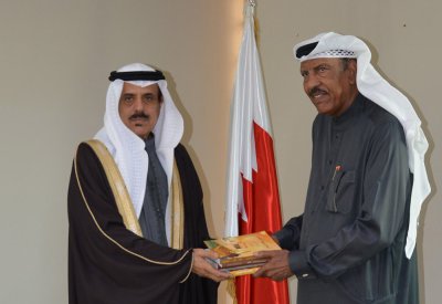 رئيس مركز الأرشيف الوطني يتسلم مجموعة من إصدارات الباحث إبراهيم الدوسري