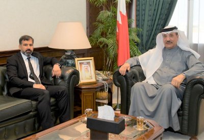وزير العمل يبحث مع الاتحاد العام لنقابات عمال البحرين تعزيز بيئة العمل في مواقع الإنتاج