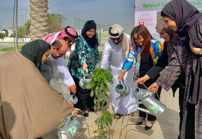 كلية البحرين الجامعية تدعم تشجير حديقة سافرة