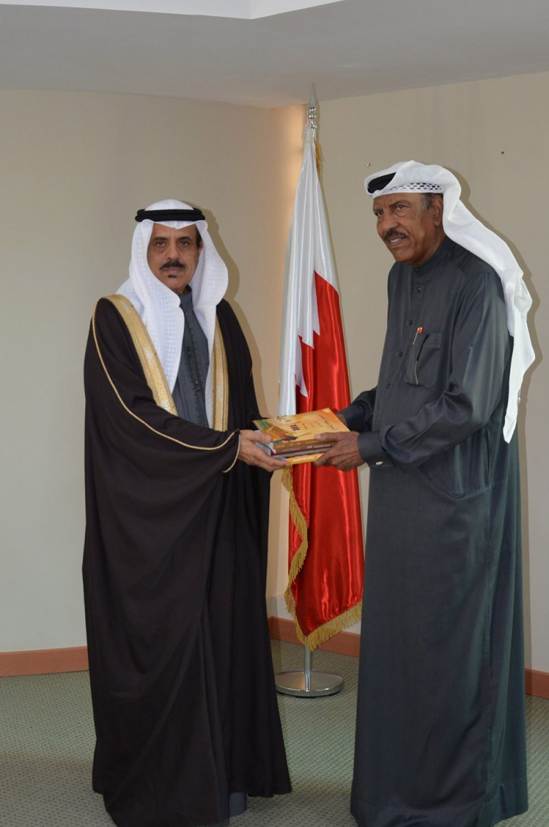 رئيس مركز الأرشيف الوطني يتسلم مجموعة من إصدارات الباحث إبراهيم الدوسري