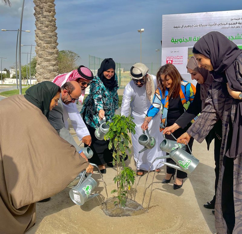 كلية البحرين الجامعية تدعم تشجير حديقة سافرة