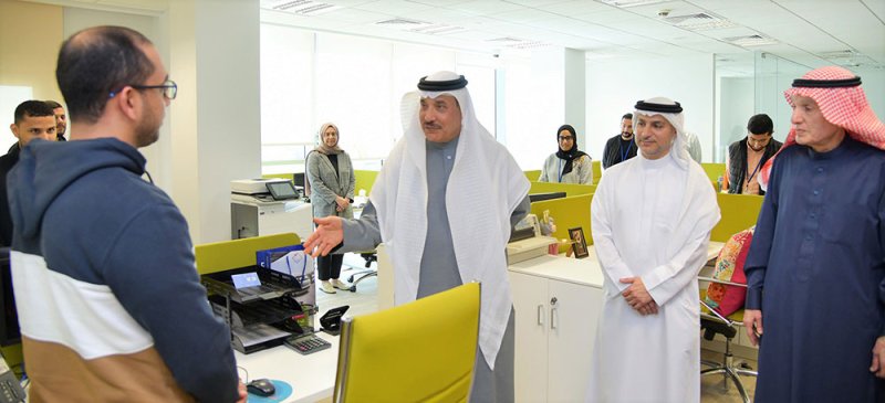 وزير العمل يشيد بجهود شركة البحرين للتسهيلات التجارية في استقطاب العمالة الوطنية