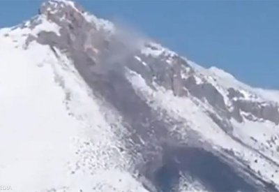 بالفيديو: ظاهرة "غريبة" يشهدها جبل في بؤرة الزلزال المدمر