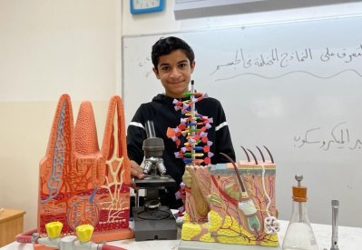طالبان ومعلمان صغيران للعلوم والرياضيات بإعدادية أوال