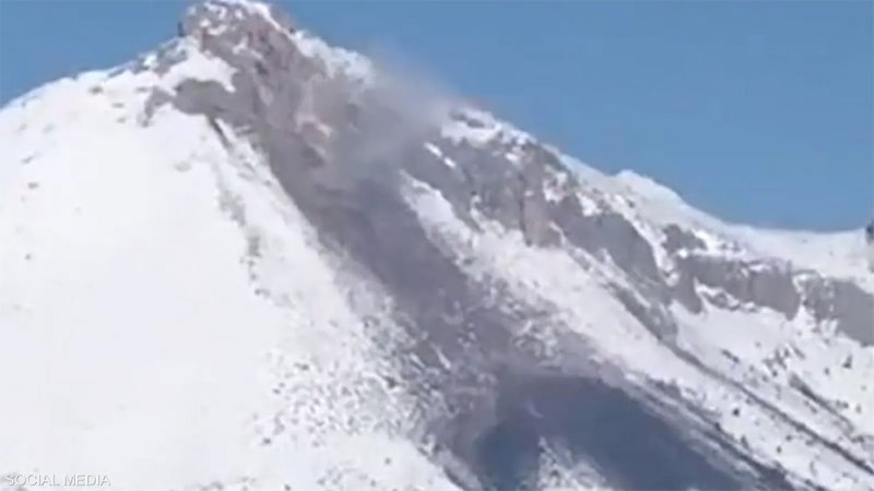 بالفيديو: ظاهرة "غريبة" يشهدها جبل في بؤرة الزلزال المدمر