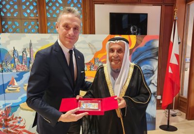 السفير الفرنسي لدى البحرين يكرّم السفير بوعلاي
