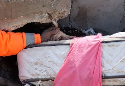 بأعجوبة.. هكذا تم إنقاذ "آسيا" من تحت الأنقاض