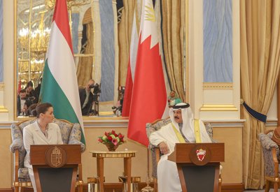 الملك المعظم: تنسيق المواقف تجاه كافة التحديات وتطوير التعاون مع المجر