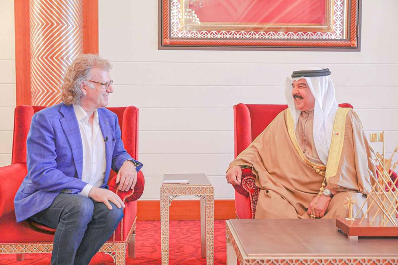 جلالة الملك المعظم يستقبل الموسيقار العالمي أندريه ريو وعددا من أعضاء أوركسترا يوهان شتراوس