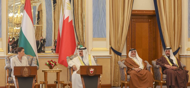 الملك المعظم: تنسيق المواقف تجاه كافة التحديات وتطوير التعاون مع المجر