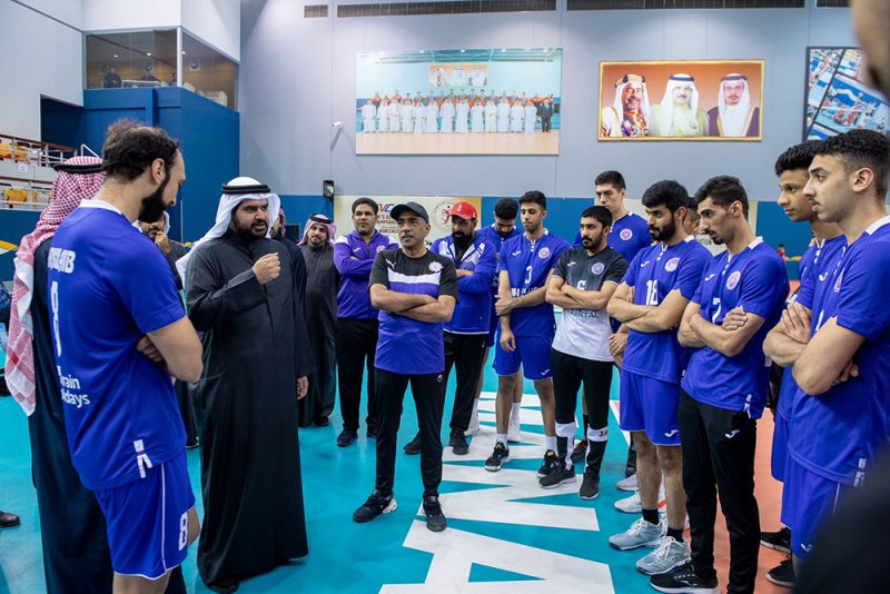 سمو الشيخ عيسى بن علي يؤازر داركليب قبل المشاركة ببطولة غرب آسيا للطائرة