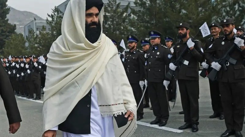 انشقاقات نادرة في قيادة طالبان.. حقاني ينتقد رأس الهرم