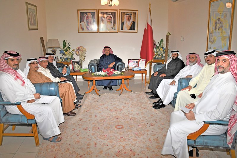 محافظ المحرق يلتقي بالأهالي ويبحث عددا من المشاريع