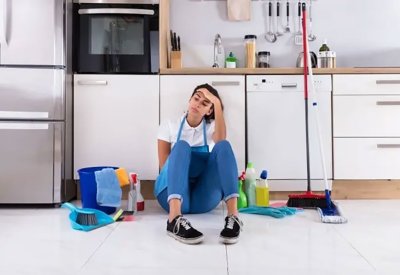 لمدة 50 دقيقة.. جربي تنظيف المطبخ قد يحرق أكثر من الرقص!