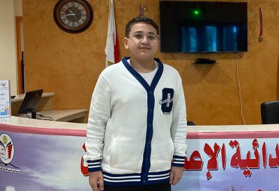 "فراس" طالب إعدادي يجيد كتابة القصص بثلاث لغات