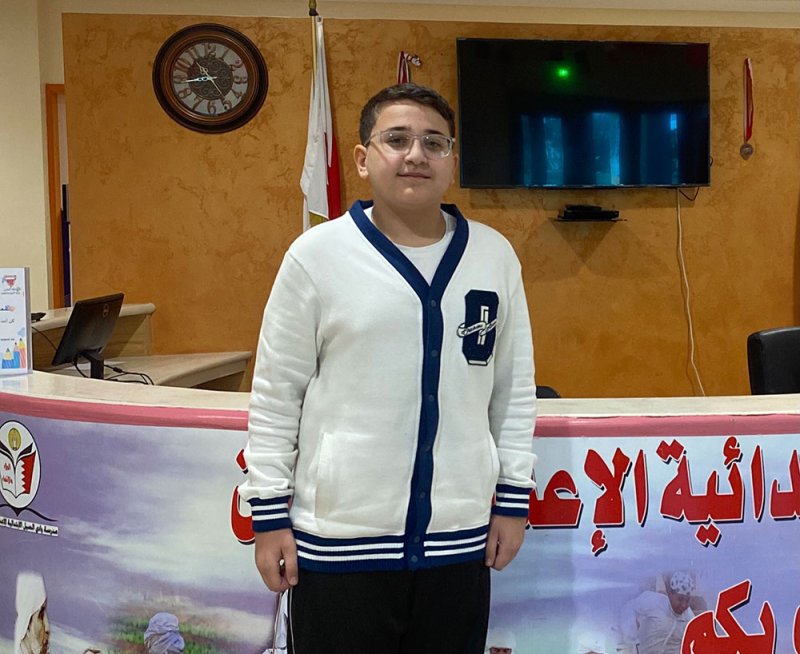 "فراس" طالب إعدادي يجيد كتابة القصص بثلاث لغات