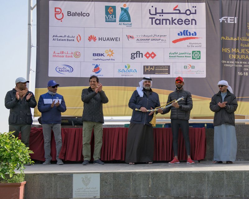عبدالله بن حمد يتوج ناصر بن حمد بطلاً للقدرة