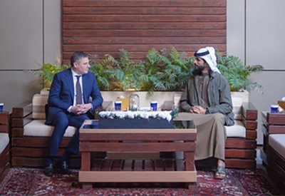 ناصر بن حمد يستقبل رئيس شركة بيكر هيوز
