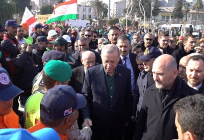 إردوغان يلتقي بفريق البحث والإنقاذ البحريني في مهمته الإغاثية بتركيا