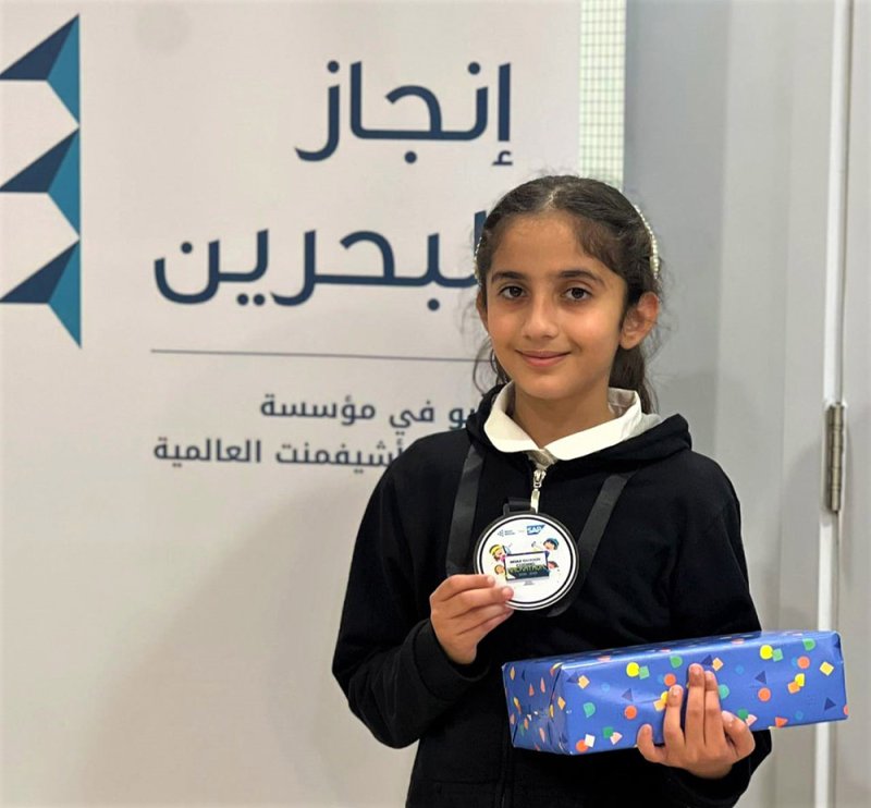 طالبة بالخامس الابتدائي الأولى في البرمجة الرقمية