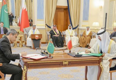 وزير المواصلات والاتصالات يوقع اتفاقية ومذكرتي تفاهم بين البحرين وتركمانستان بشأن الخدمات الجوية والنقل البحري والسكك الحديدية