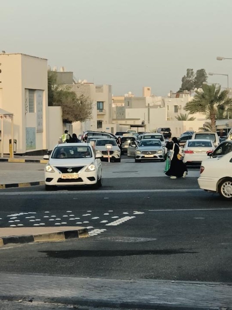 بالصور: تقاطع مميت ومخرج واحد لمدرستين بمدينة حمد