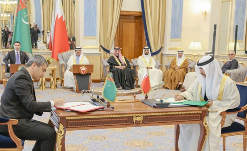 وزير المواصلات والاتصالات يوقع اتفاقية ومذكرتي تفاهم بين البحرين وتركمانستان بشأن الخدمات الجوية والنقل البحري والسكك الحديدية