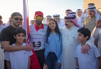 جلالة الملك المعظم يحضر منافسات بطولة العالم للقدرة في أبوظبي ويهنئ سمو الشيخ ناصر بن حمد بفوزه بلقب البطولة
