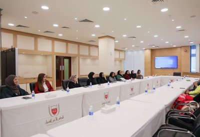 قضاة ومحامون ومستشارون يناقشون دور المرأة في مجال صناعة التحكيم
