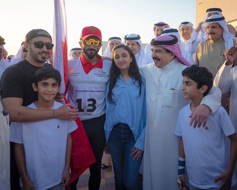 جلالة الملك المعظم يحضر منافسات بطولة العالم للقدرة في أبوظبي ويهنئ سمو الشيخ ناصر بن حمد بفوزه بلقب البطولة