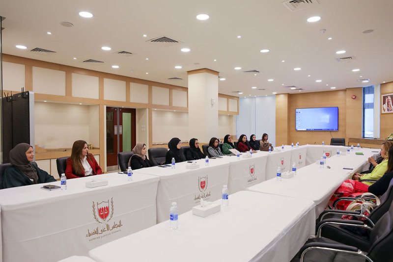 قضاة ومحامون ومستشارون يناقشون دور المرأة في مجال صناعة التحكيم