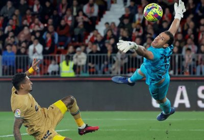برشلونة المتصدر يتلقى خسارة مفاجئة أمام ألميريا